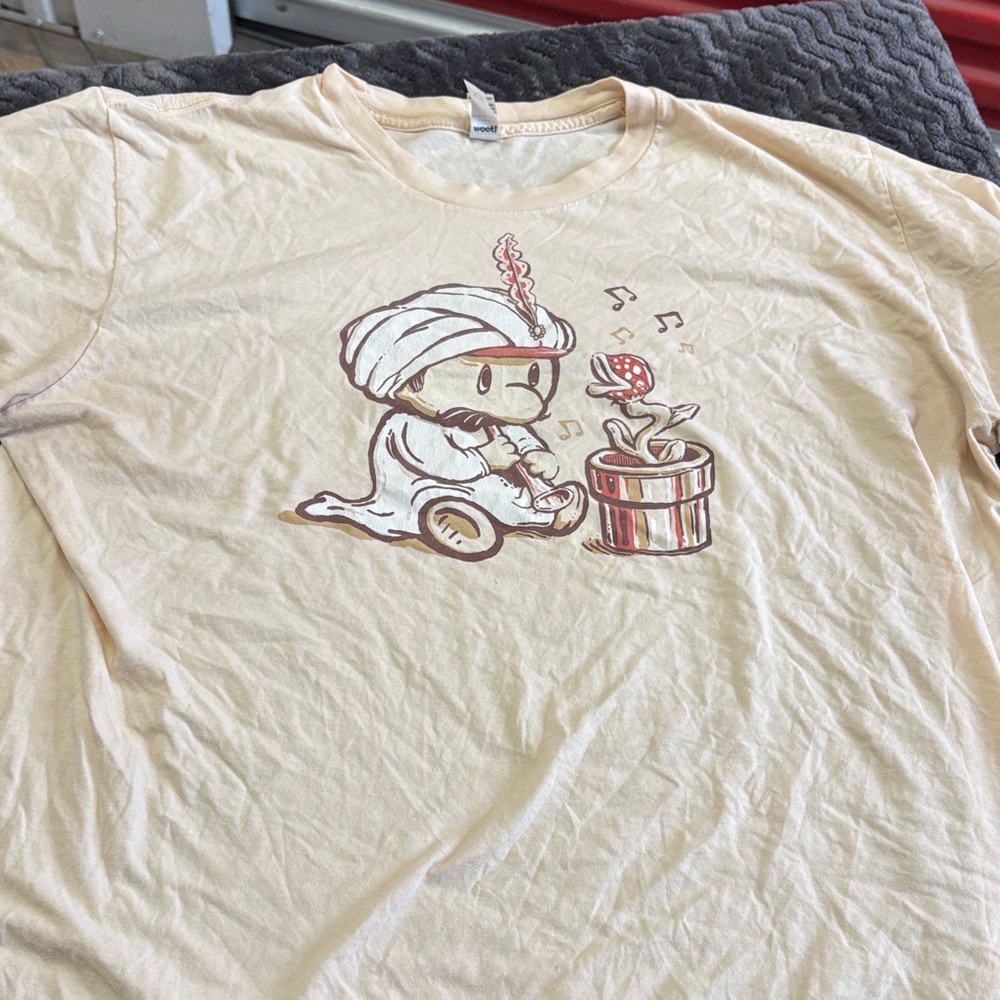 Vintage-Style Cream Graphic Tee with Cute Sultan Illustration size extra large